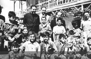 Padre Alberto Hurtado con niños, hacia 1945 — 1945 | Chile de Ayer