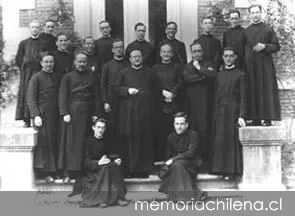 Padre Alberto Hurtado con estudiantes en Lovaina, hacia 1935 — 1935 | Chile de Ayer