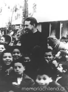 Padre Alberto Hurtado con niños, hacia 1940 — 1940 | Chile de Ayer