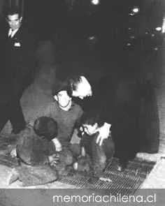 Padre Alberto Hurtado hablando con niños bajo un puente del río Mapocho, hacia 1940 — 1940 | Chile de Ayer