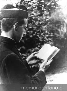Padre Alberto Hurtado en el noviciado en Chillán, hacia 1923 — 1923 | Chile de Ayer
