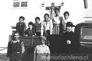 Padre Alberto Hurtado recogiendo niños de la calle en su camioneta verde, 1945 — 1945 | Chile de Ayer