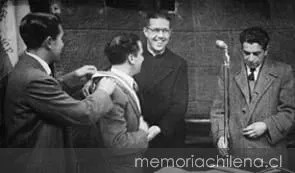 Padre Alberto Hurtado con sindicalistas, hacia 1940 — 1940 | Chile de Ayer