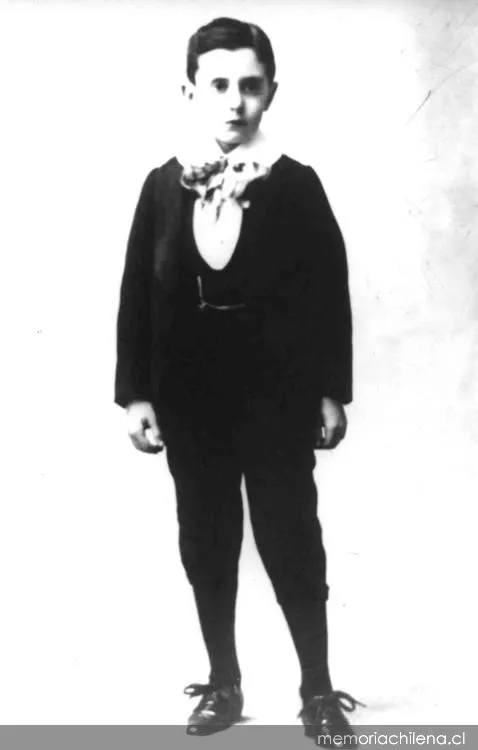 Vicente Huidobro de niño, hacia 1900 — 1900 | Chile de Ayer