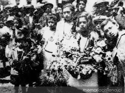 Ofrendas populares en el sepelio de Luis Emilio Recabarren, 1924 — 1924 | Chile de Ayer