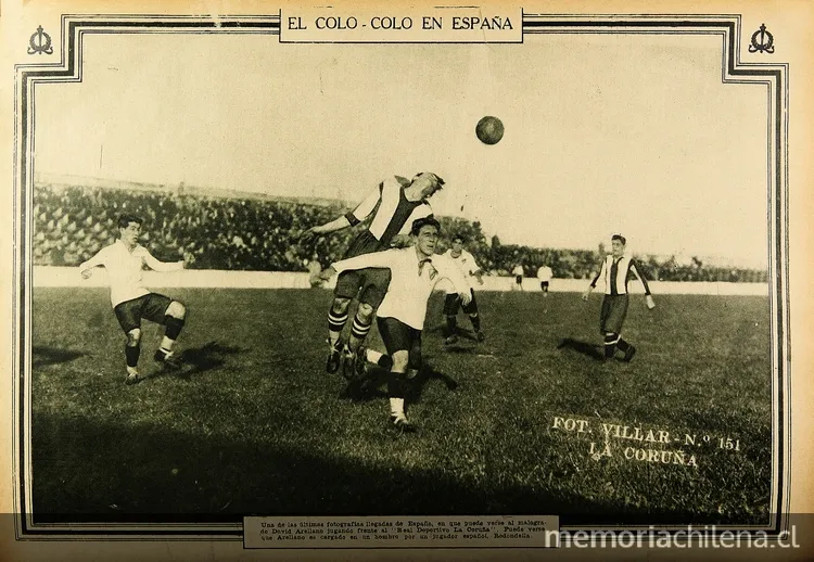 Colo-Colo enfrentándose al Real Deportivo la Coruña, durante su gira por España, 1927. David Arellano disputa el balón. — 1927 | Chile de Ayer