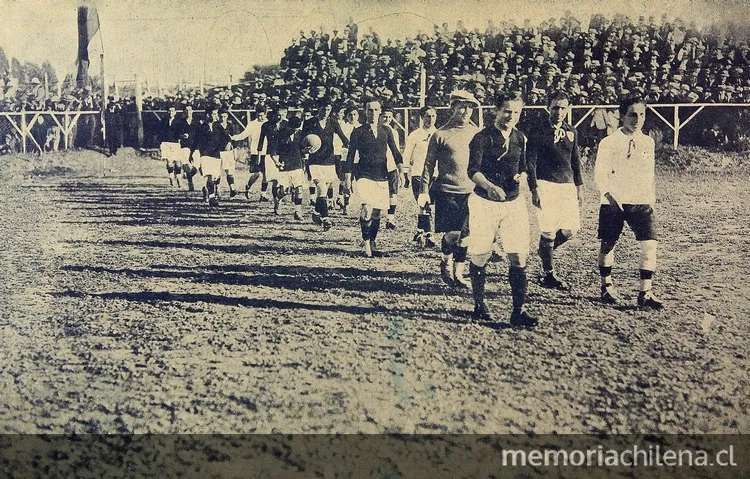 Colo-Colo y Unión Española entrando al campo de juego del Estadio Santa Laura, diciembre de 1925 — 1925 | Chile de Ayer