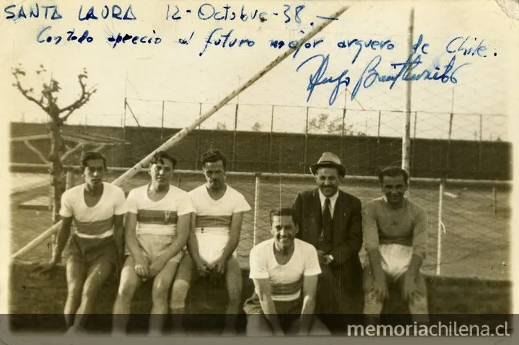 Sergio Livingstone antes de un partido de Universidad Católica, Estadio Santa Laura, 12 de octubre de 1938 — 1938 | Chile de Ayer