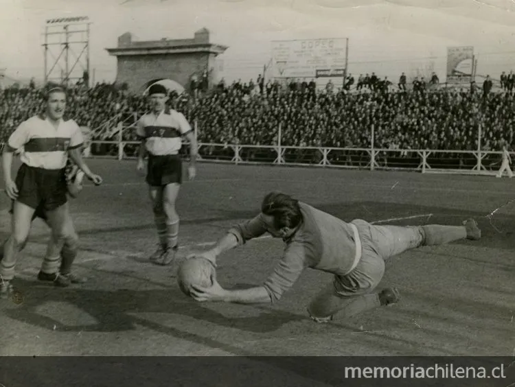 Sergio Livingstone atajando por Universidad Católica en el Estadio de Carabineros, c. 1940 — 1940 | Chile de Ayer