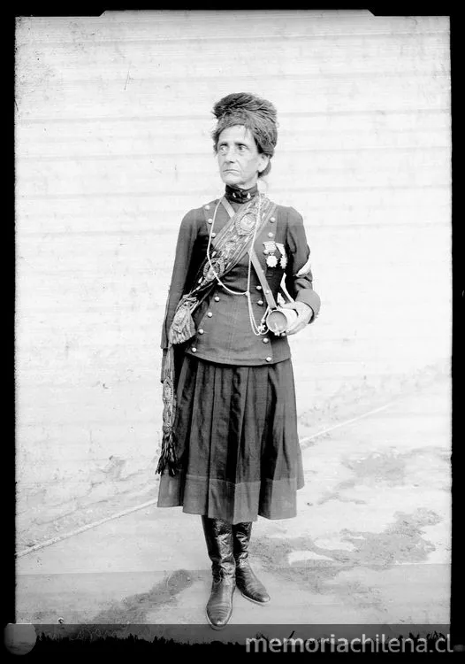 Cantinera Josefa Herrera condecorada — 1910 | Chile de Ayer