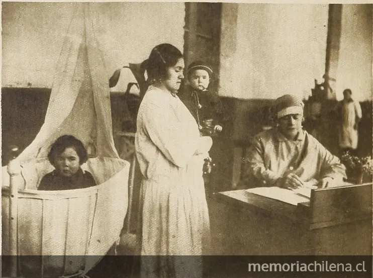 Visitadora recoge datos de una madre, 1928 — 1928 | Chile de Ayer