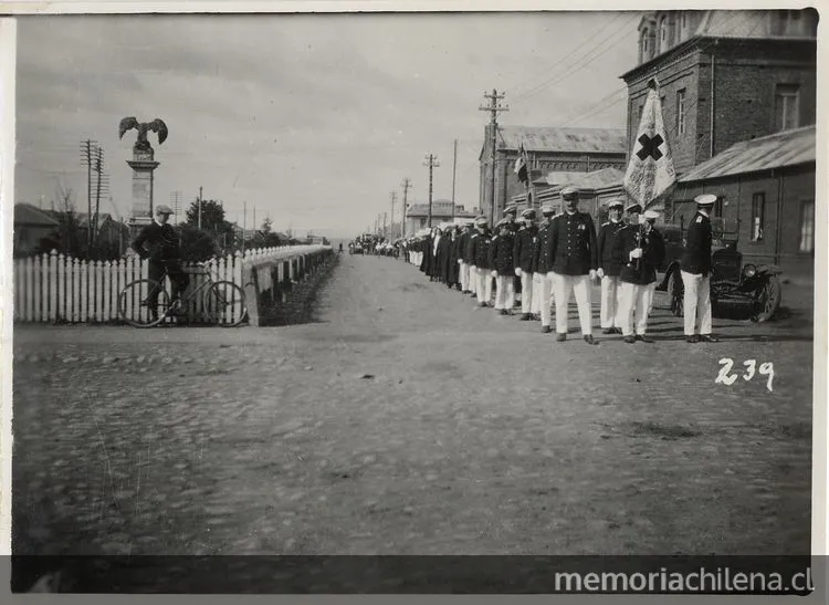 Desfile de la Cruz Roja en Punta Arenas, Chile, entre 1920 y 1940 — 1920 | Chile de Ayer