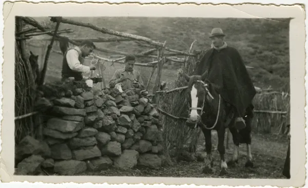 Hombre a caballo y dos personas de excursión en Lagunillas, 1947 — 1947 | Chile de Ayer