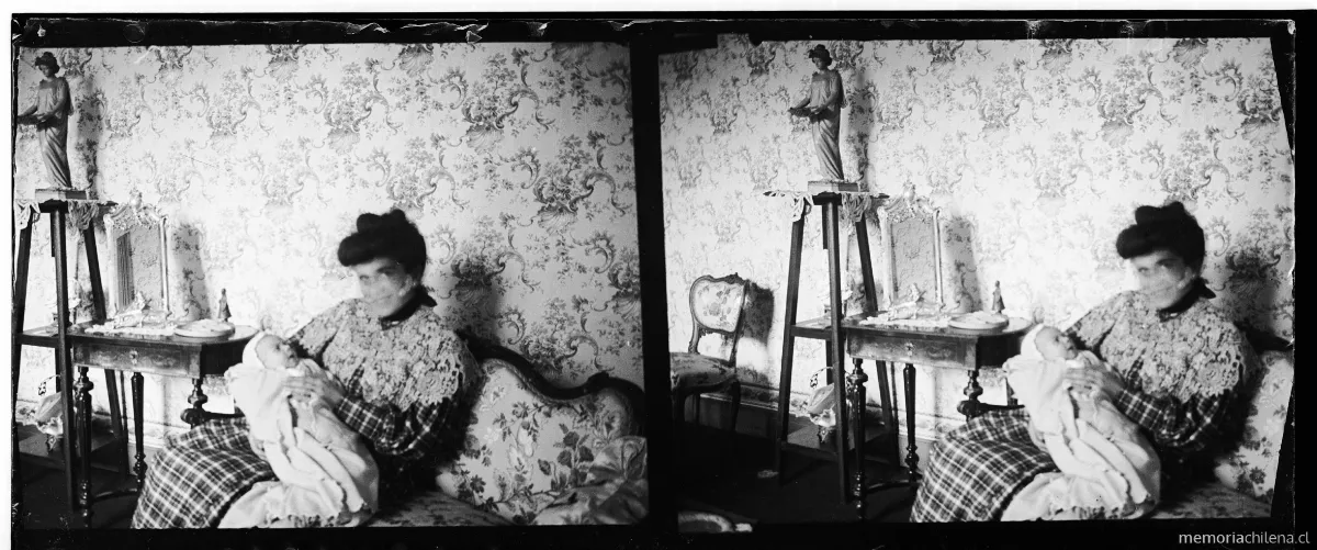 Amalia en el salón con Olguita, Santiago, 1906 — 1906 | Chile de Ayer