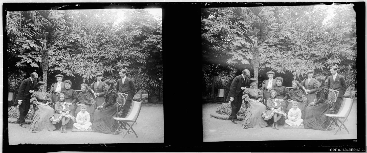 Grupo en el jardín de la familia Pastor y Bort en la casa de calle Vicuña Mackenna, 1906 — 1906 | Chile de Ayer