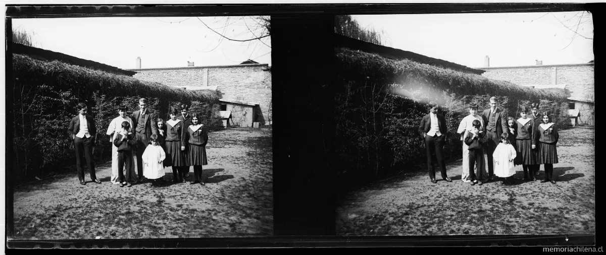 En la casa de calle Vicuña Mackenna, Ernesto Julián y familia, 1906 — 1906 | Chile de Ayer