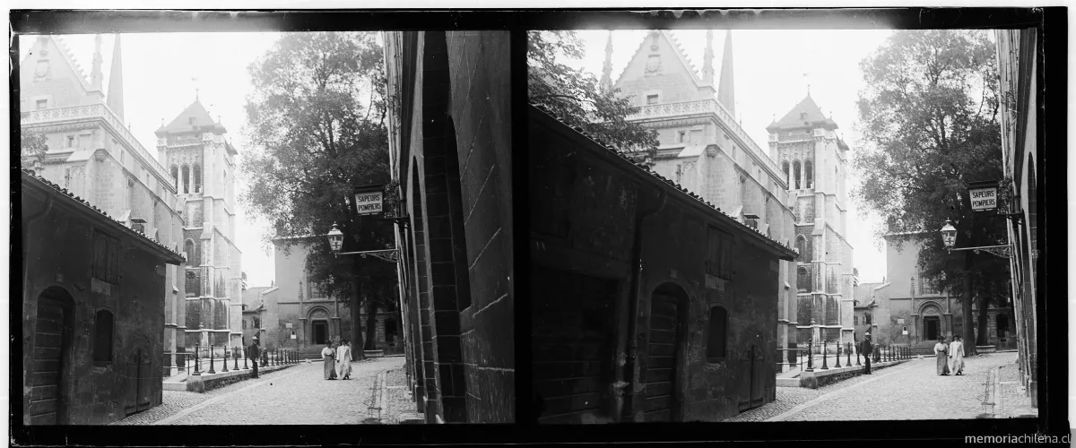 Vista de la Catedral de San Pedro, estación de bomberos, personas caminando y edificios aledaños, Ginebra, Suiza, 1908 — 1908 | Chile de Ayer