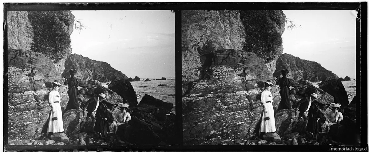 Retrato de grupo en las rocas junto al mar, Talcahuano, 1907 — 1907 | Chile de Ayer