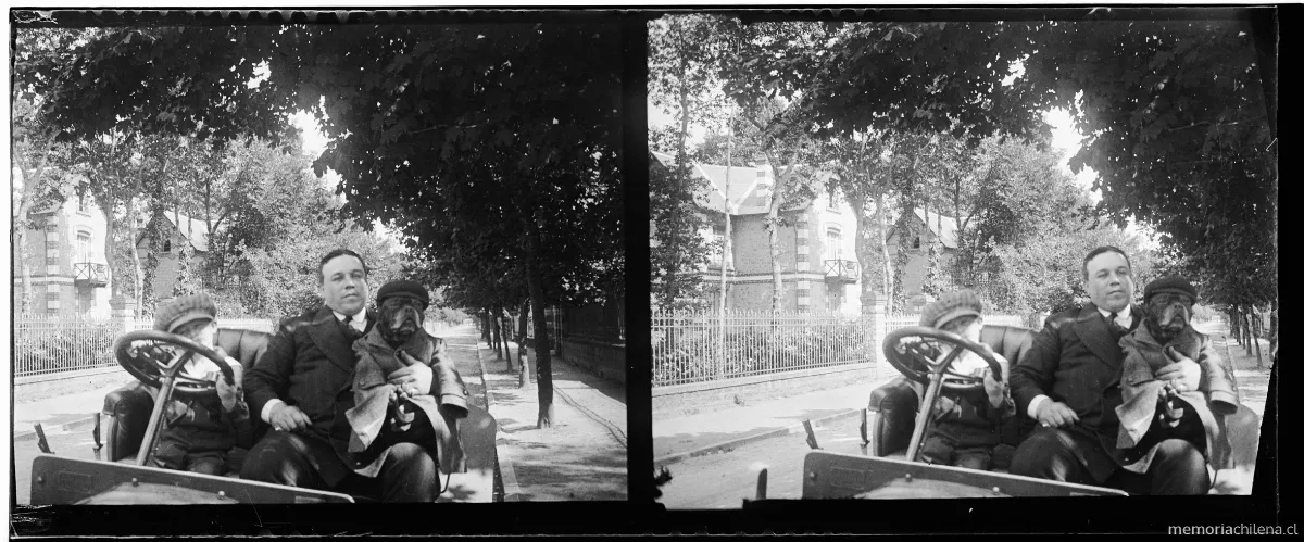 Mr. Reith en auto, con su perro y su hijo, julio 1909 — 1909 | Chile de Ayer