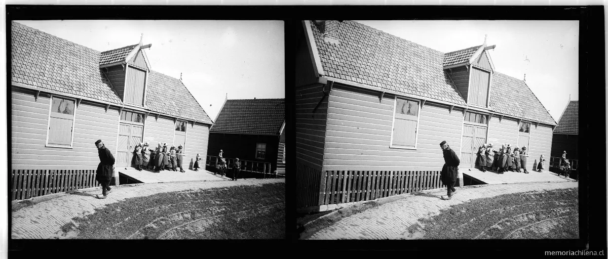 Anciano y grupo de niñas, península de Marken, Holanda, 1909 — 1909 | Chile de Ayer