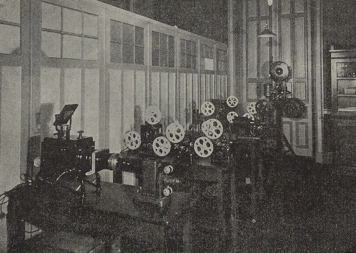 Exposición permanente de aparatos de proyección en el Instituto de Cinematografía Educativa, 1932 — 1932 | Chile de Ayer