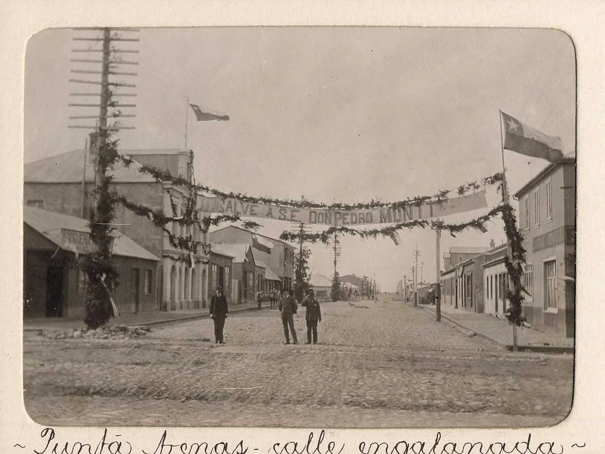 Calle en Punta Arenas, adornada para festejar la visita del presidente Pedro Montt, 1906 — 1906 | Chile de Ayer
