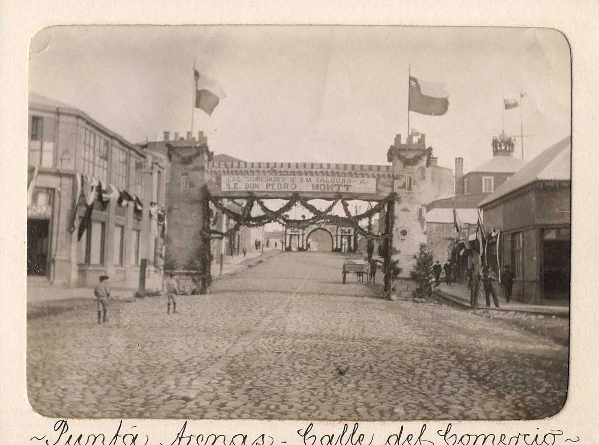 Calle del Comercio en Punta Arenas, adornada para festejar la visita del presidente Pedro Montt, 1907 — 1906 | Chile de Ayer