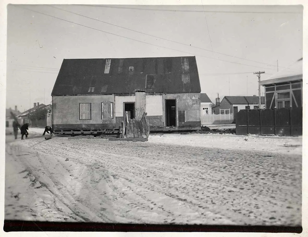 Calle de Punta Arenas cubierta de nieve, hacia 1910 — 1910 | Chile de Ayer