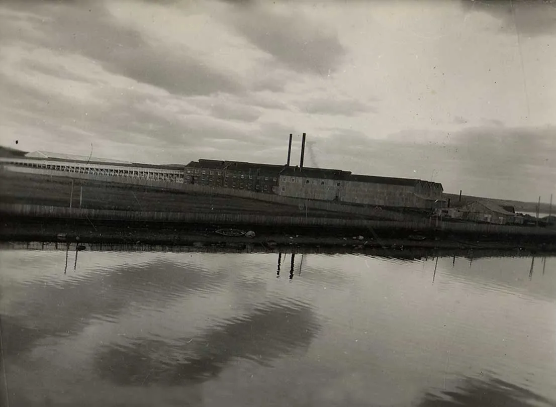 Vista del figorífico de Puerto Natales, Magallanes, hacia 1930 — 1930 | Chile de Ayer