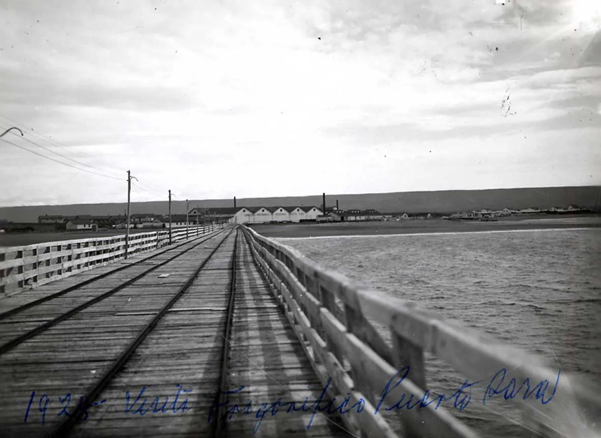 Vista del figorífico de Puerto Sara, Magallanes, 1928 — 1928 | Chile de Ayer