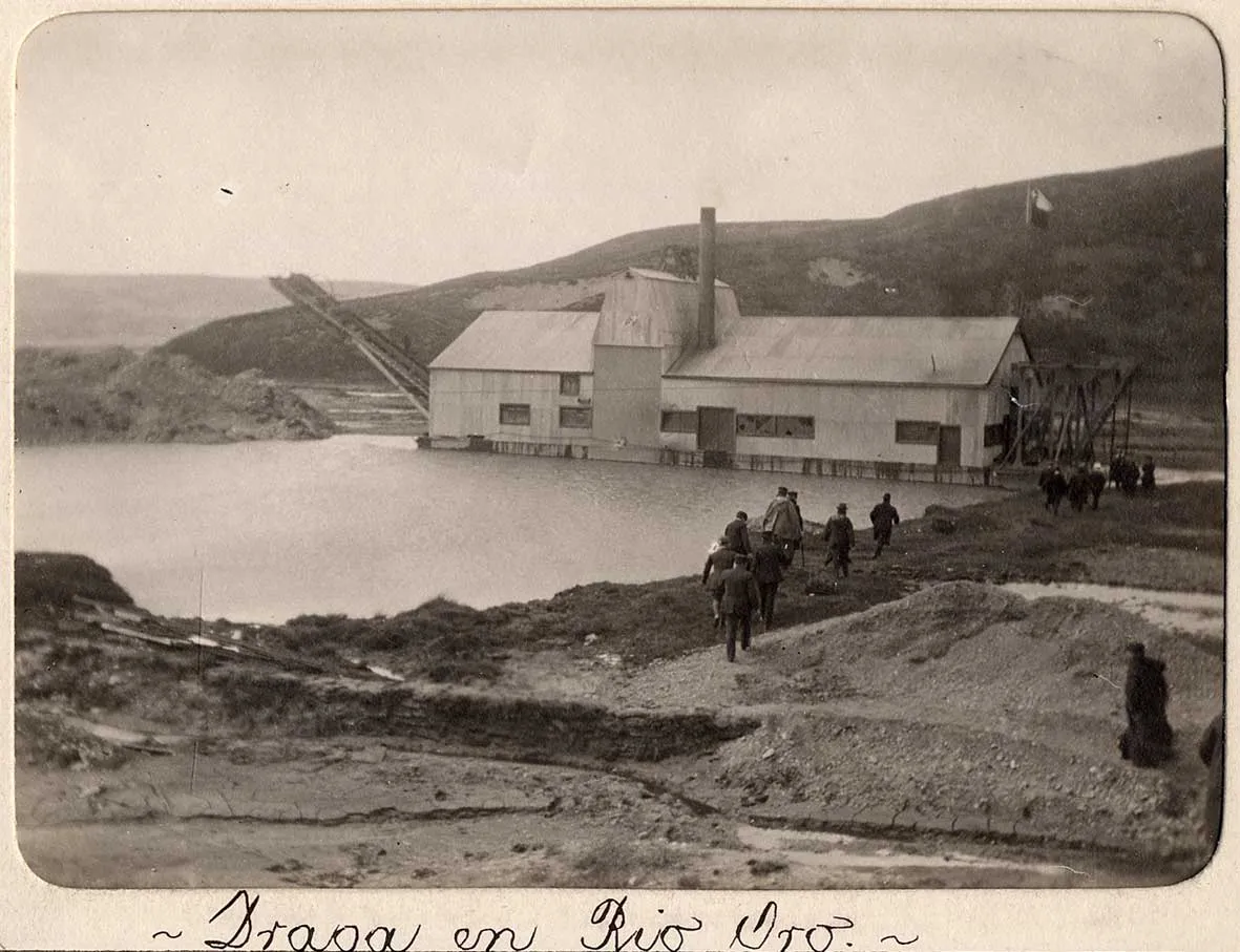 Draga en Río Oro, Tierra del Fuego, 1906 — 1906 | Chile de Ayer