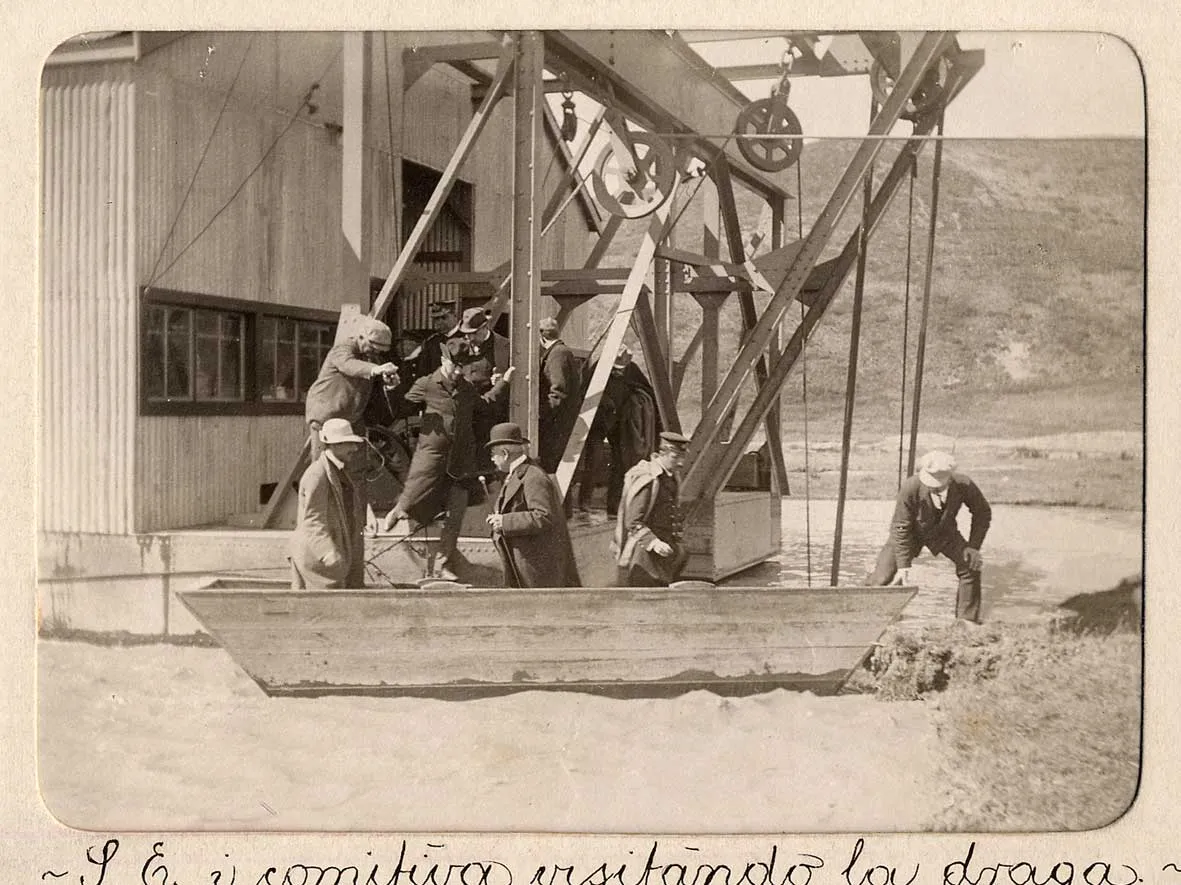 Presidente Pedro Montt junto a su comitiva visitando una draga aurífera en Río Oro, Tierra del Fuego, 1906 — 1907 | Chile de Ayer