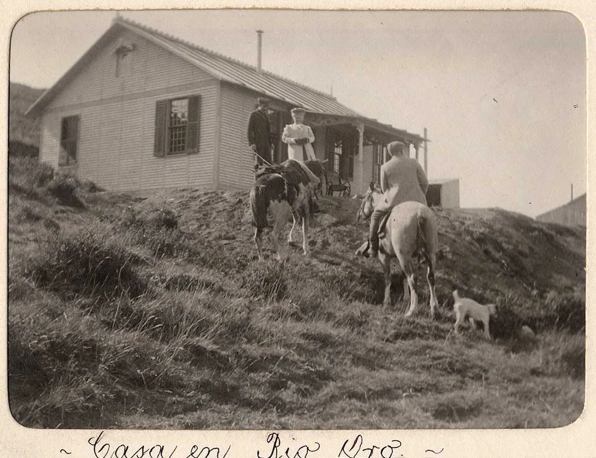Vivienda en Río Oro, Tierra del Fuego, 1906 — 1906 | Chile de Ayer