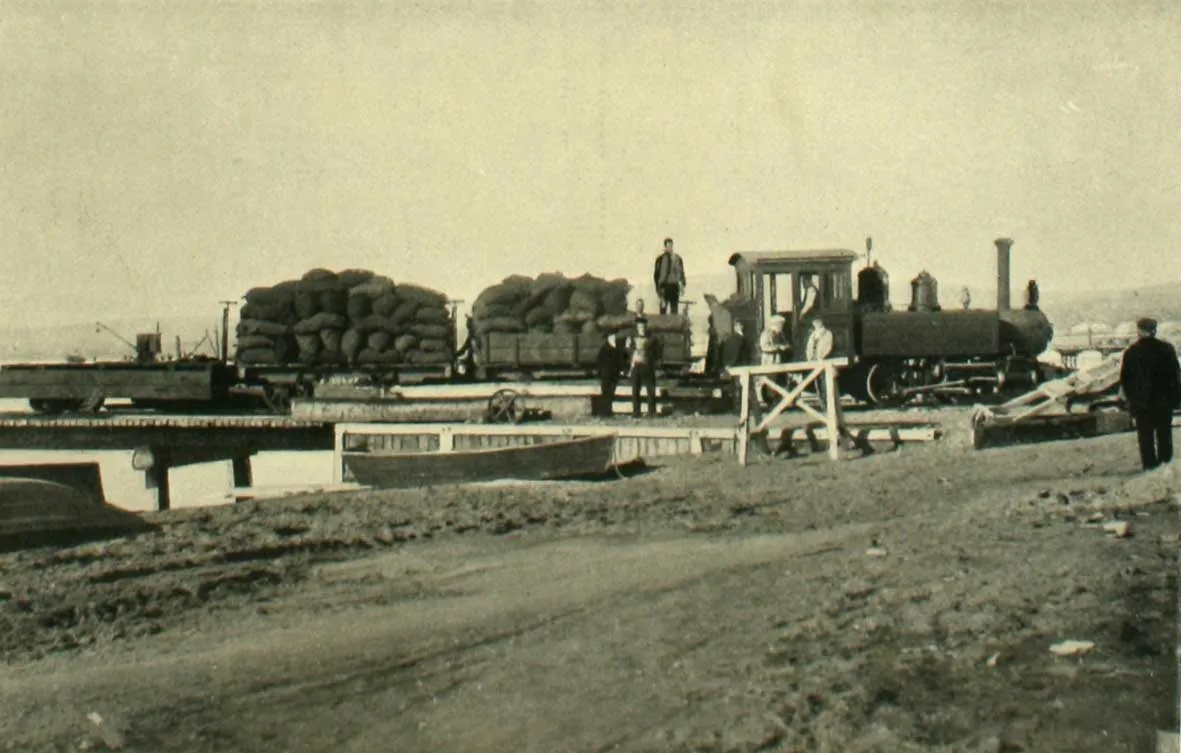 Muelle de exportación y ferrocarril de la mina de carbón Loreto, Magallanes, 1906 — 1906 | Chile de Ayer