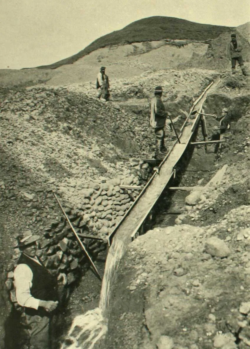 Mineros lavando arenas auríferas en canaleta, Tierra del Fuego, 1906 — 1906 | Chile de Ayer