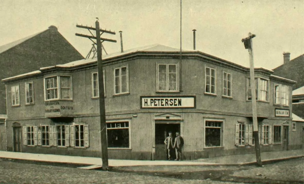 Almacén de ferretería y artículos para buques de H. Petersen, Punta Arenas, 1906 — 1906 | Chile de Ayer
