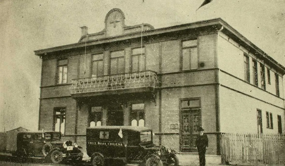 Edificio y ambulancia de la Cruz Roja, Porvenir, Tierra del Fuego, 1934 — 1934 | Chile de Ayer