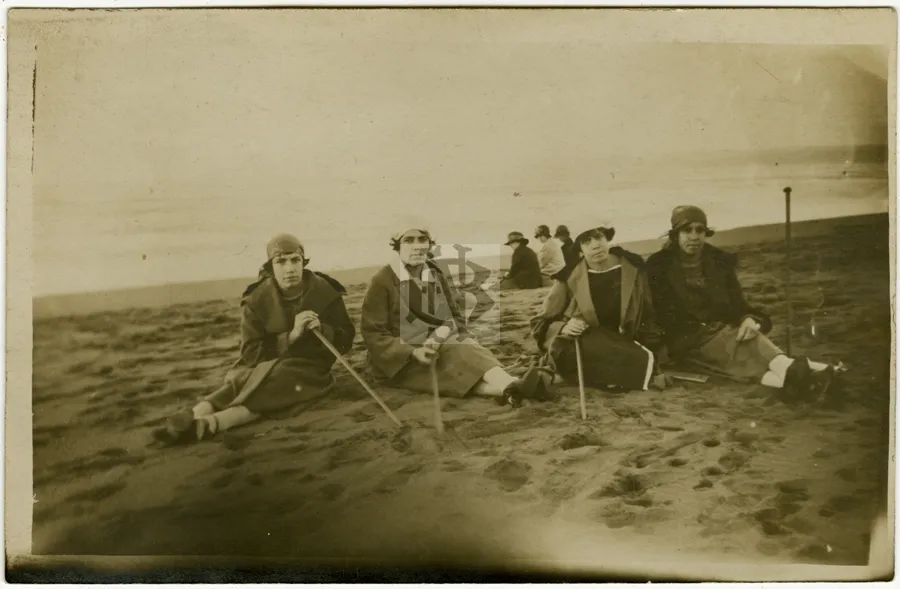 Grupo de señoras en el balneario de Pichilemu, 12 de febrero de 1925 — 1925 | Chile de Ayer