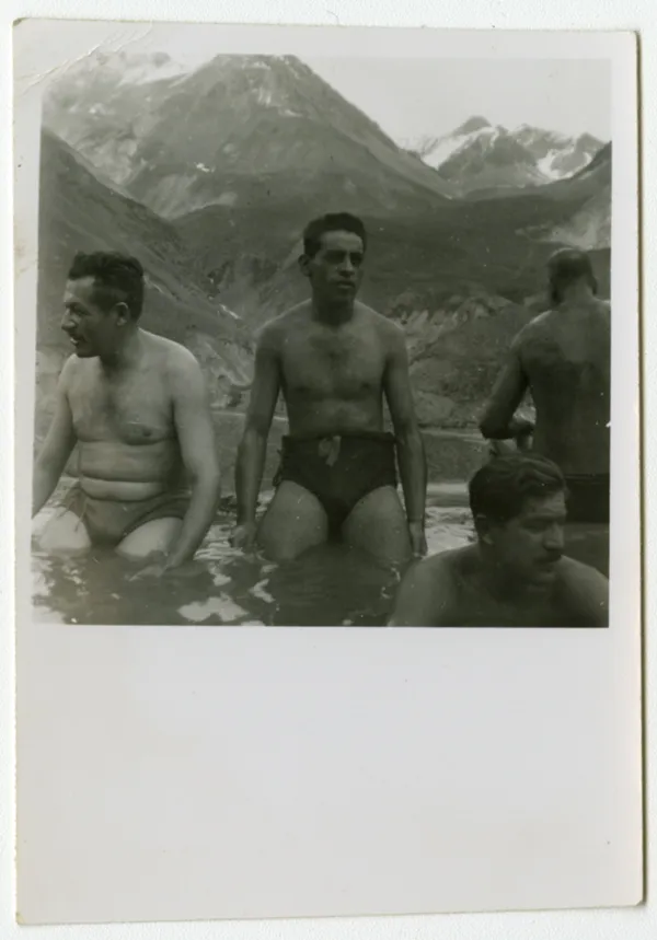 Grupo de hombres en los baños termales Colina, hacia 1945 — 1945 | Chile de Ayer