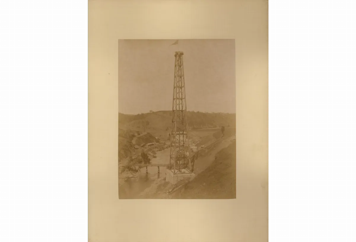 Torre de construcción del viaducto de Malleco con obreros — 1886 | Chile de Ayer