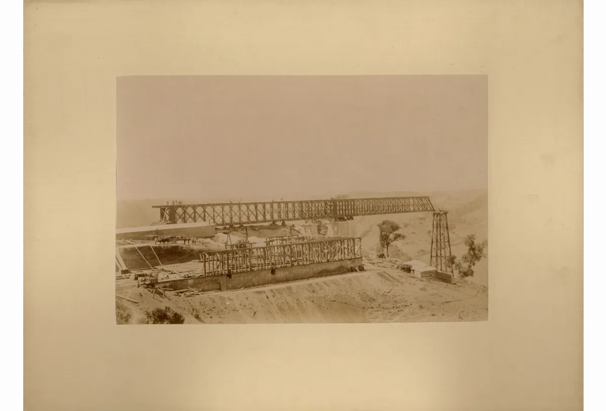 Viaducto de Malleco, vista de torres metálicas en construcción — 1886 | Chile de Ayer