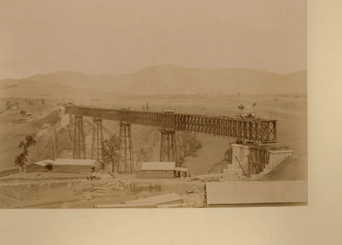 Viaducto de Malleco, vista general de la estructura en construcción — 1886 | Chile de Ayer