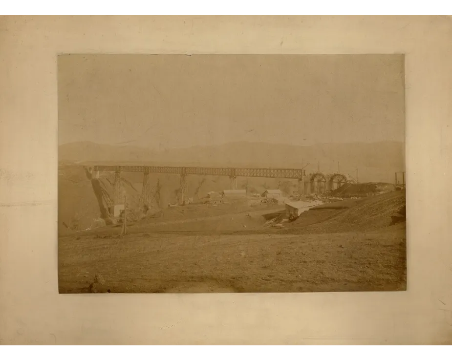 Viaducto de Malleco durante construcción con andamios visibles — 1886 | Chile de Ayer