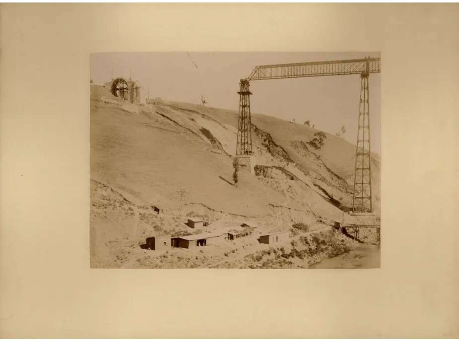 Viaducto de Malleco: grúa y estructuras de construcción — 1886 | Chile de Ayer