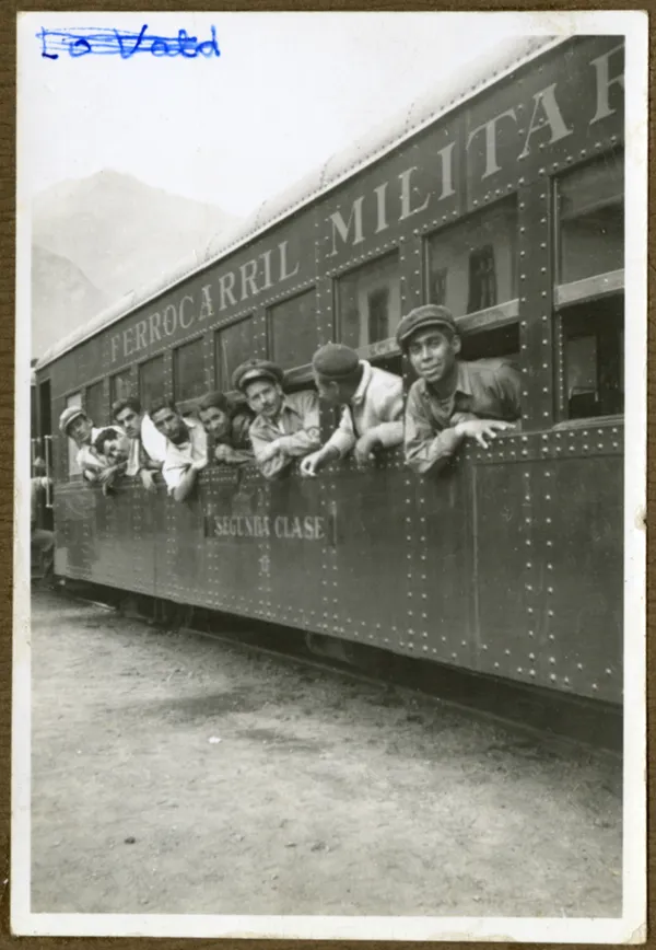 Pasajeros se asoman en las ventanas del Ferrocarril Militar de Puente Alto a El Volcán, hacia 1930 — 1930 | Chile de Ayer
