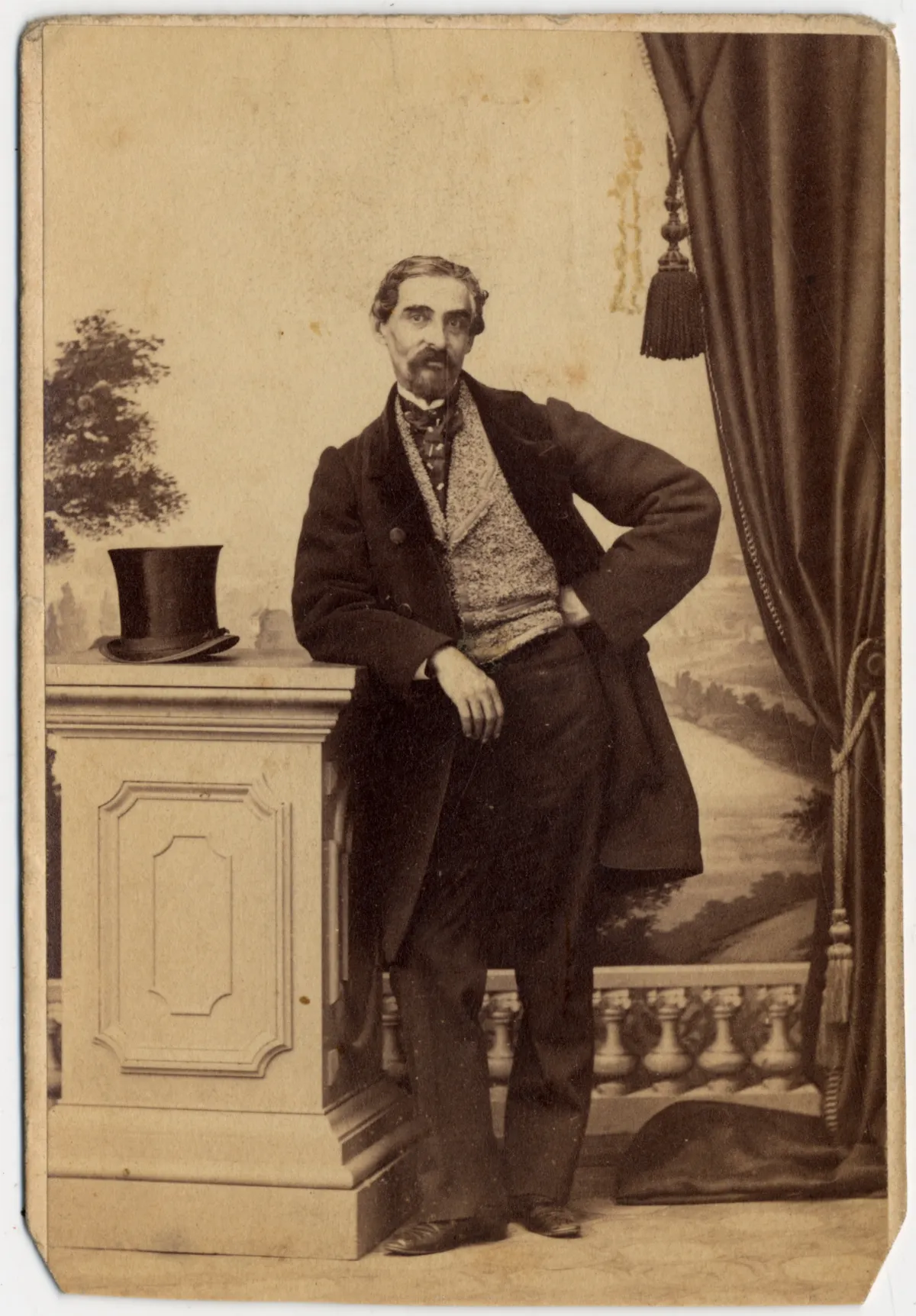 Hombre de pié con mano en la cintura, hacia 1858 — 1858 | Chile de Ayer