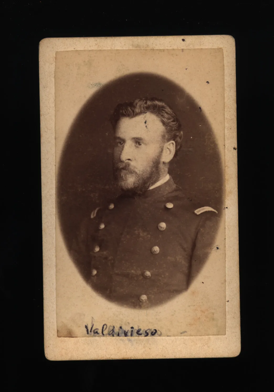 Retrato de un hombre con uniforme, hacia 1880 — 1880 | Chile de Ayer