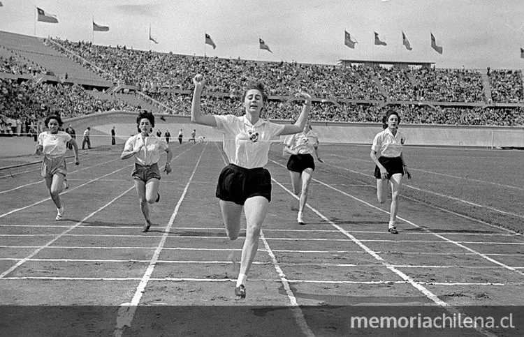 Competencia de damas en el 8º aniversario del Estadio Nacional, 1946 — 1946 | Chile de Ayer