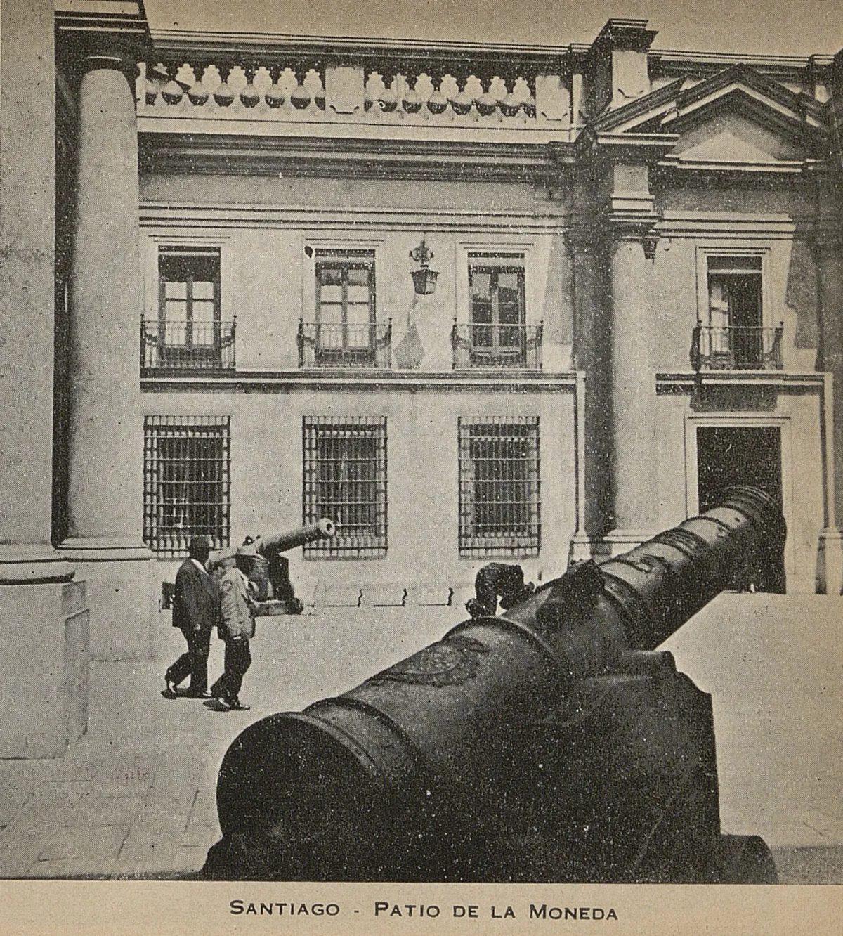 Patio del Palacio de La Moneda, Santiago, 1942 — 1942 | Chile de Ayer