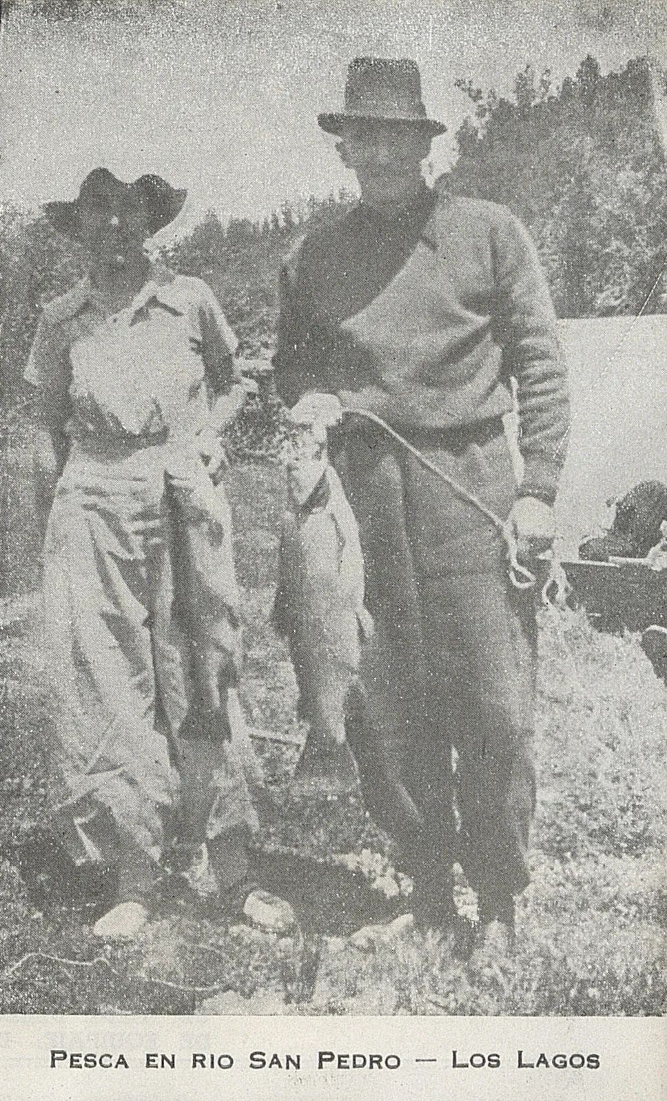 Pesca en Río San Pedro, Los Lagos, 1945 — 1945 | Chile de Ayer
